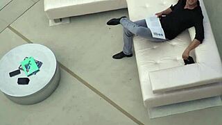 La mignonne latina reçoit du sperme sur les fesses à la plage immédiatement