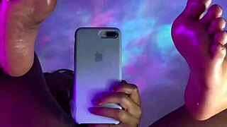 Lindos Pés Fofos e Masturbação com Vibrador na Bucetinha Preta