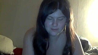 पागल कैम गर्ल अपनी बड़ी चूचियां दिखा रही