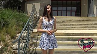 Candie, den sexede brunette, vil leve ud sine vildeste gruppe fantasier, ikke?