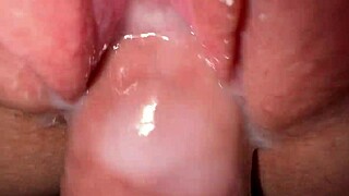 Scopata estremamente ravvicinata in fica stretta teen cremosa con finale incredibile