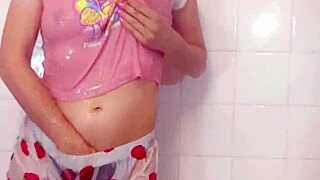 damn, she's hot in the shower