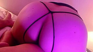 Madrastra cachonda seduce a su hijastro y le saca la leche ense�andole la concha y el culo al final lo limpia con la lengua como buena puta latina en newyork usa