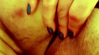 Madrastra cachonda seduce a su hijastro y le saca la leche ense�andole la concha y el culo al final lo limpia con la lengua como buena puta latina en newyork usa