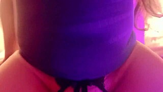 Madrastra cachonda seduce a su hijastro y le saca la leche ense�andole la concha y el culo al final lo limpia con la lengua como buena puta latina en newyork usa