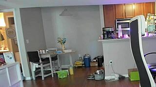 Špiónska kamera zachytila môj top fetish v akcii. Malý penis poníženie sa odohráva naživo.