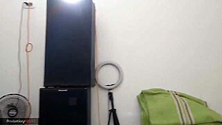 היא מתרגשת מהזין הזקוף שלי ורוכבת עד שפיכה