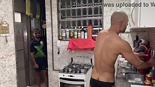 Sıcak su bitti, gay oral seks sahnesi