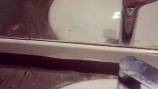 Mladić se sam šamara u privatnoj spavaćoj sobi.