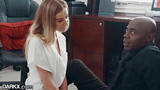 哇，这个办公室骚货太渴望Sean Michaels的大黑鸡巴了！😈