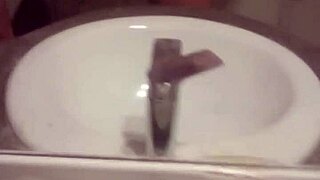 Mladić se sam šamara u privatnoj spavaćoj sobi.