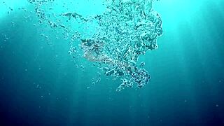 Brita Piskova diyor ki su altında amımı parmaklarken izle