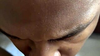 Rozkošná brunetka Nysdel dostává lízanou svou super prdel od amatérského partnera. Hloubkově se ponořují do mokré orální akce pokaždé.