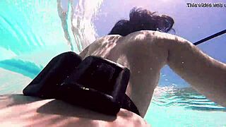 Брита Пискова говорит: смотри как я дрочу под водой