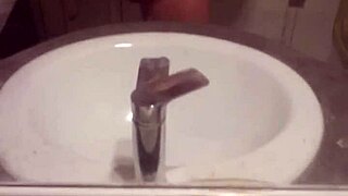 Mladić se sam šamara u privatnoj spavaćoj sobi.