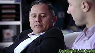 me pidió que la acompañara a su cuarto por el cargador y pasó esto