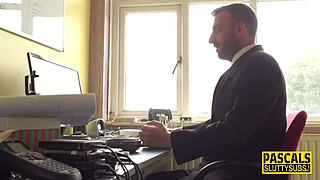 Glam Boyun Eğen Kadın BDSM Sahnesinde Sertçe Sikiliyor