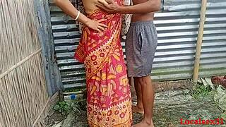 Foda intensa da bhabi bengali em sari vermelho agita emoções profundas