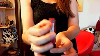 La tua mistress italiana mette i suoi piedi sporchi sulla tua faccia e ti schiaccia come questo elicottero giocattolo.