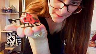 La tua mistress italiana mette i suoi piedi sporchi sulla tua faccia e ti schiaccia come questo elicottero giocattolo.