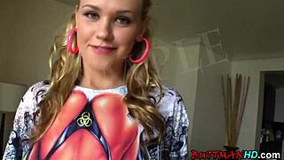 Watch Susie Clove spread her holes wide