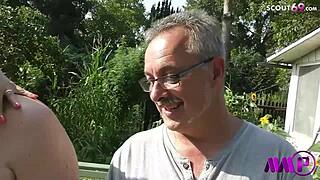 Echter amateur AO gangbang im Garten. Reife Deutsch Sexy Susi besamt in Berlin!