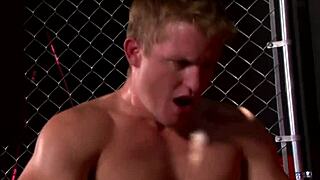 Kåt gay bodybuilder river klær for å knulle muskuløse jocks trange ræv