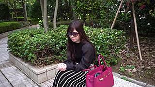 Csávó, japán bár lány kioson a hotelbe vad borotvált punci játékra