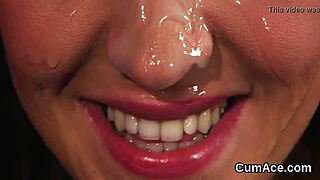 Intensiv njutning när flörtig idol får cumshot i ansiktet