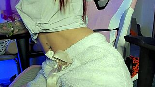 uhh, getting so horny rubbing my pussy til i cum