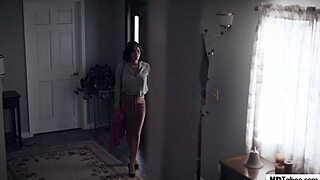 Hej, uhvaćeni u varanju s Chle Temple, hoćeš li nam se pridružiti, seksi milf Krissy Lynn?