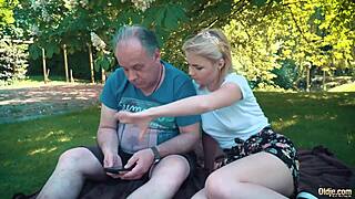 Kleine Teen hart gefickt von Opa beim Outdoor-Picknick. Sie bläst und schluckt seine Ladung!