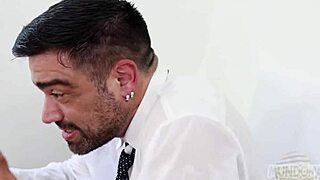 Despedida de solteiro gay no dia do casamento de um deles