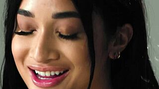 Close-up masturbation scene with natural beauty Avery Black