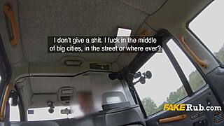 Гърдеста MILF слезе да чука когато споменах порно страничната си работа в колата.