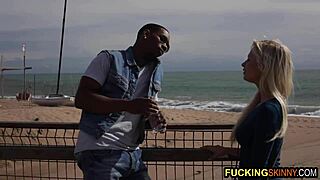 Remaja Berambut Pirang Cantik 18+ Main dengan Kote Hitam Besar di Pantai Cerah. Dia Suka Hisap Keras