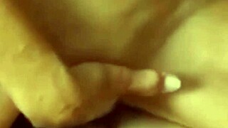 Опухшие губы извергают струи в реальности