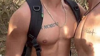 Sarışın Twink ünlü genç erkeklerle açık hava biseksüel orjiye katılıyor