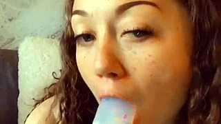 Daisy Mae suge dildo în timp ce Syren îi freacă pizda udă și fundul mare