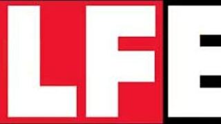 Cette belle-maman mature au gros cul se faufile pour baiser son beau-fils.