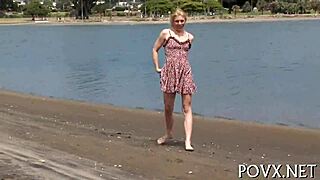 Nézd ahogy ez a erős srác szétbaszítja a nedves puncit POV kemény szexben