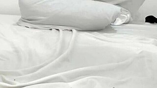 Stor røv latina frister sin cremede fisse med legetøj på webcam close-up