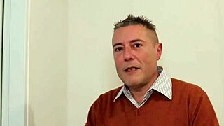 OMG, this slutty contortionist grandma is fucking and squirting everywhere! 😍