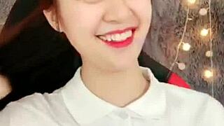 흰 드레스 입은 한국 웹캠 걸, 너무 섹시해