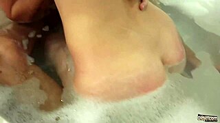 Jovencita tetona 18+ se folla el coño con abuelo, esas tetazas... wow 😍