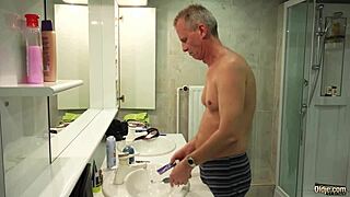 مراهقة كبيرة الصدر تُمارس عليها بالكس من قبل الجد، تلك الثديين الكبيرين... واو 😍