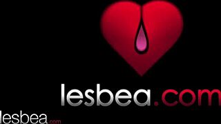 Lesbea Lovita Fate lesbisk scissoring orgasme med blond belgisk romkamerat