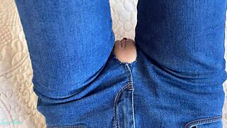 Kiihottunut sisarpuoli revityissä farkuissa, haluatko täyttää hänet?