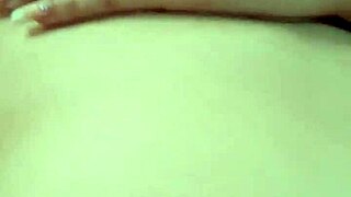 Linda jovencita si mačká růžový kundu a hlasitě sténá