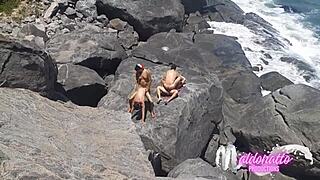 Amateurs Fuck Bareback on Rio Public Beach
